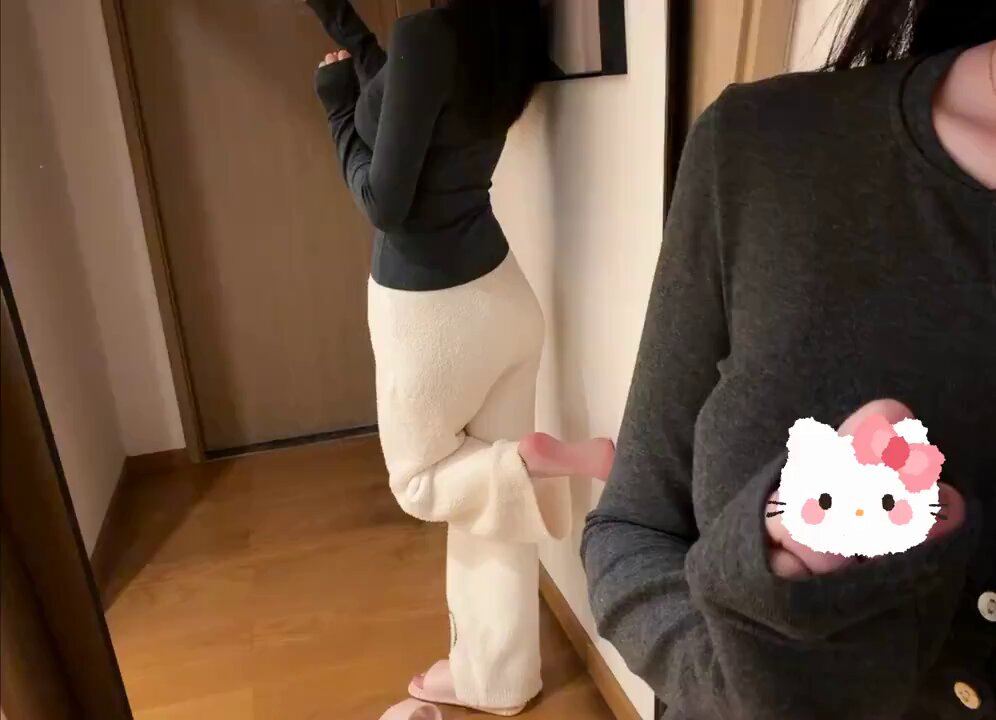 可爱JK少女门前翘臀撅腿诱惑 粉嫩小穴隐现湿润