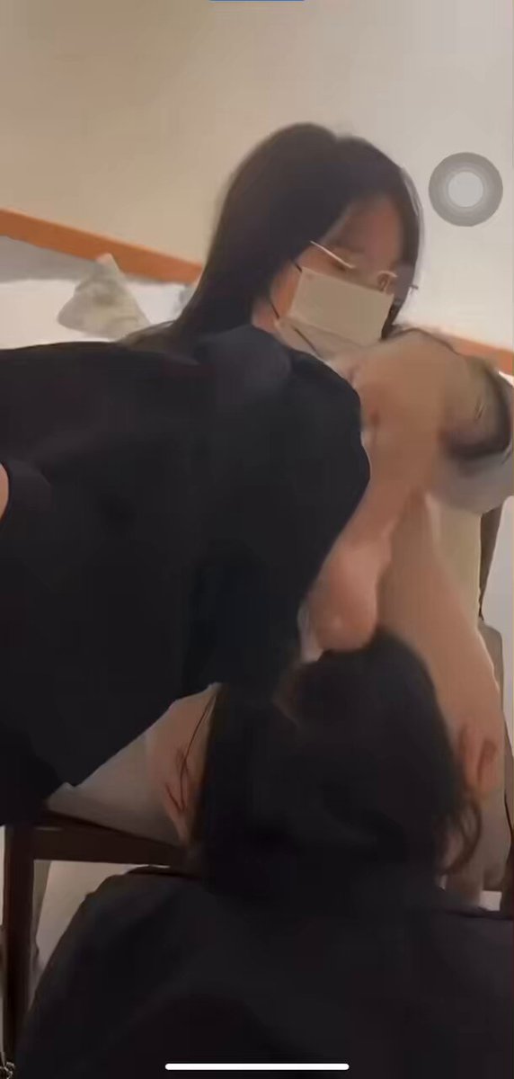 对男人来说是
非常有诱惑力的小穴
此时此刻
对女奴来讲
却是恐怖的
因为会从里面出来
骚臭的尿液
来灌满女奴的
口腔和胃
这就是女王
对奴的统治

 ...