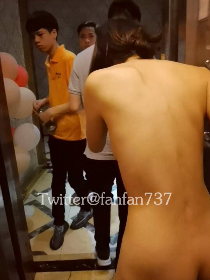 #露出天花板 本想拍一期普普通通的露出视频，没想到拍成了人前露出天花板👑
电梯开门的瞬间 没想到酒店一楼人山人海。。。
没办法 硬着头皮 豁出去...