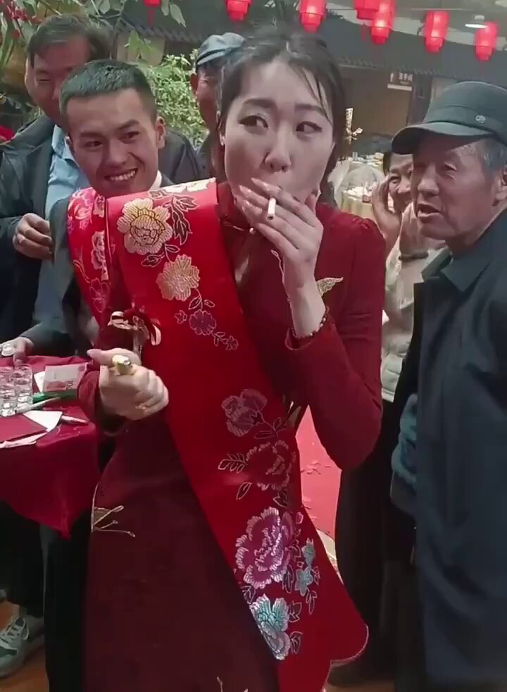 春节骚货穿红旗袍吐烟喂鸡巴，新娘群P狂欢大乱交