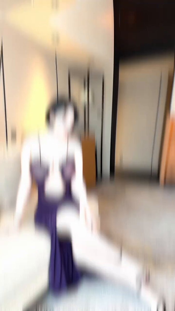 ホテルで紫のシースルー・スリップ誘惑！巨乳美女がハイ・スリットでセクシーな曲線を魅せる