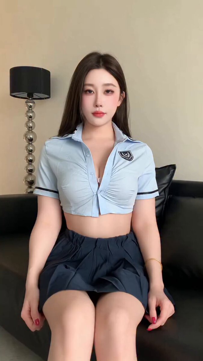 警服美女沙发上撩裙露内裤 巨乳翘臀诱惑爆棚