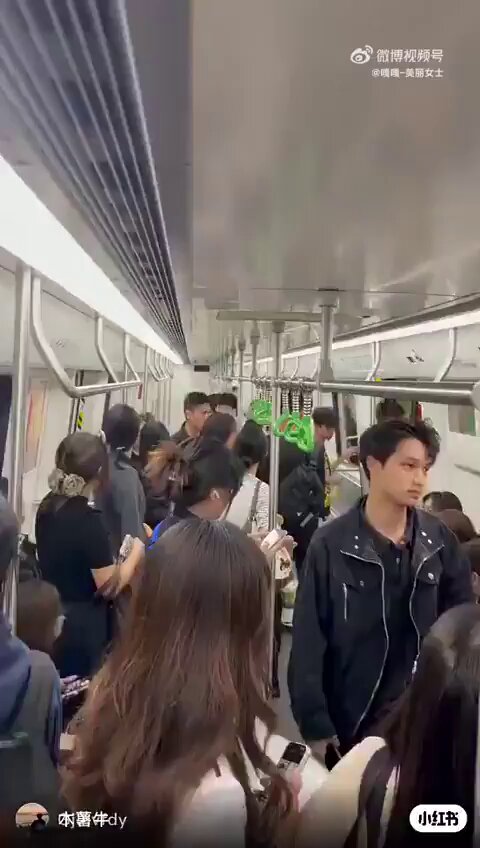 今天，南宁地铁上一哥们儿表演打✈️? 