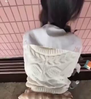 女子トイレでしゃがむ爆尻！白いセーターで持ち上がった超誘惑のお尻