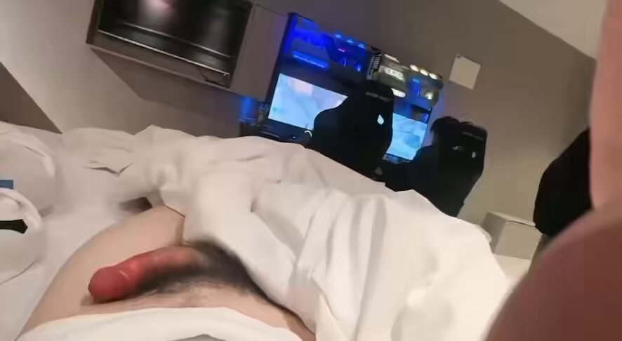 闺蜜跟我男朋友打游戏 我吃她男朋友鸡巴 