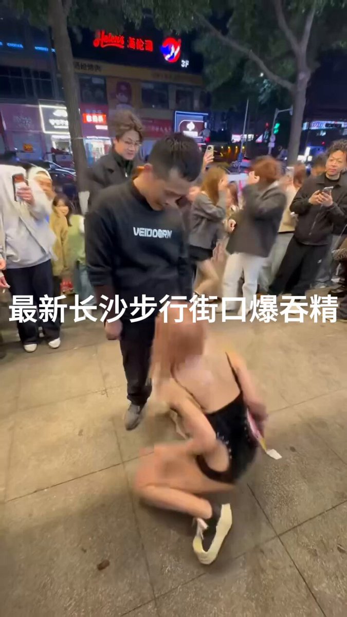 街头围观！金发美女跪地被男猛干骚穴围观群拍