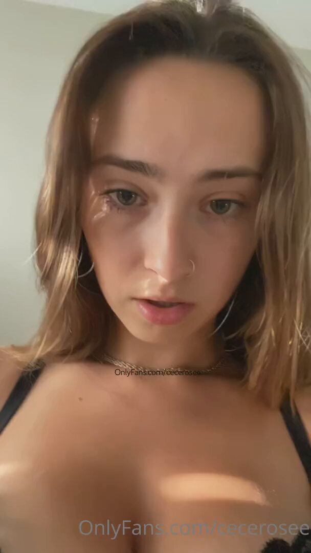 巨乳美女の黒スト＆レースブラ誘惑ショー、胸が揺れてよだれが垂れる！