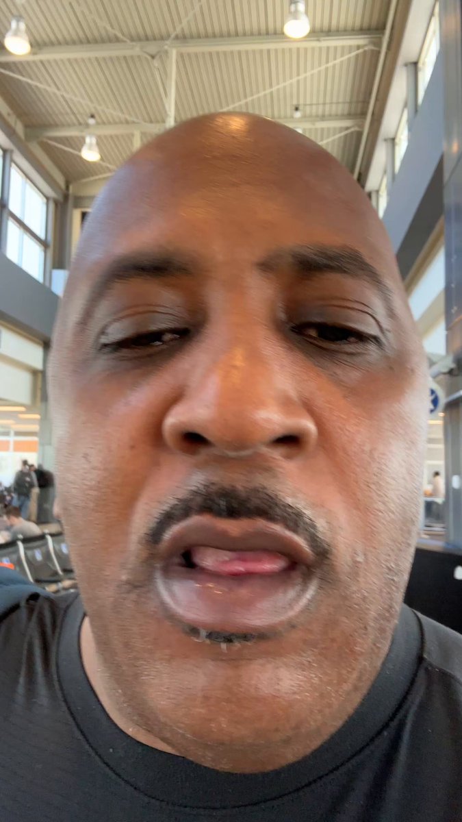 空港で中年の黒人男性が大きな口を開いて誘惑！欲しがる黒いチンコが勃起して挿入を求める