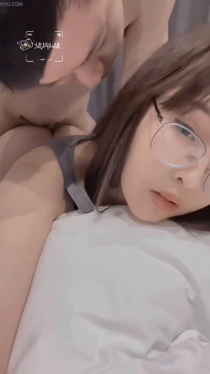 好多兄弟私信绿狗要反差系列！这个反差怎样呢，头发都玩凌乱了，男朋友是真的猛啊，长得还挺帅，说是先给我打个样，就要照这猛的来，一起全兹嘴里...