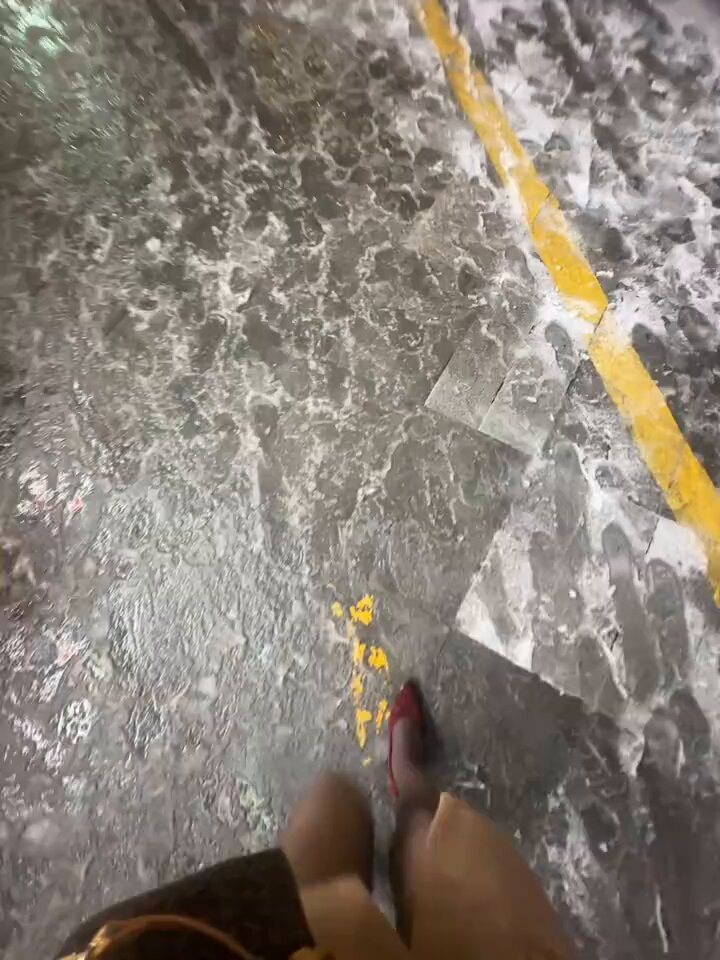 雨の駐車場でハイヒールの女性が水たまりを踏みまくる！濡れた美脚の誘惑が溢れる