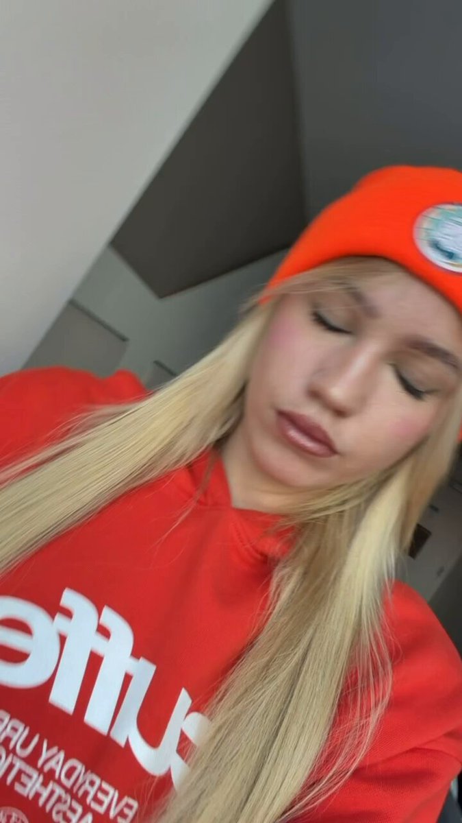 赤い帽子の金髪ギャル誘惑セルフィー！123av.fun独占ホットビデオ