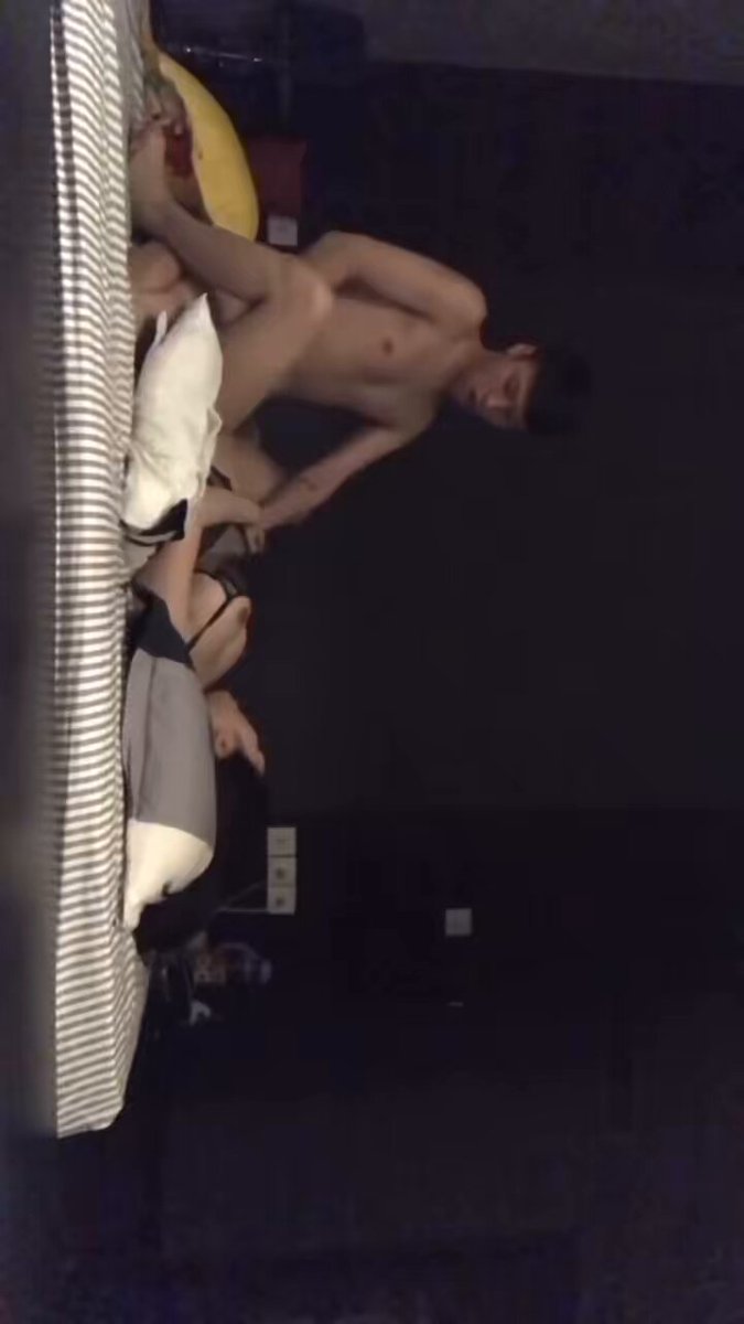 丰腴的淑女老师跟老公请假、
说出差、
在酒店和自己班上的男同学聚会、做爱！
俩人的性交很有观赏性！
淑女变熟女、在床上是狂野派
 