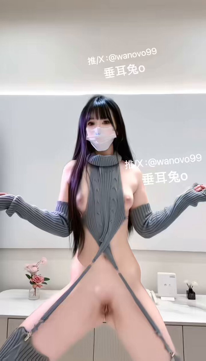 口罩美女毛衣开档大秀粉嫩骚穴