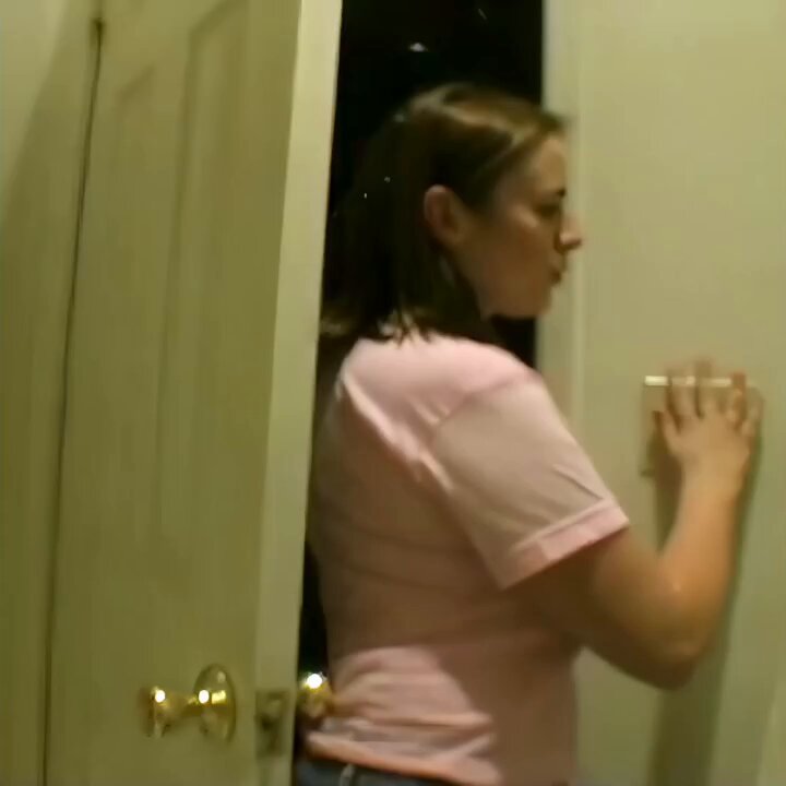 浴室脱衣ショー！巨乳美女が濡れて全裸で誘惑、激しく噴く