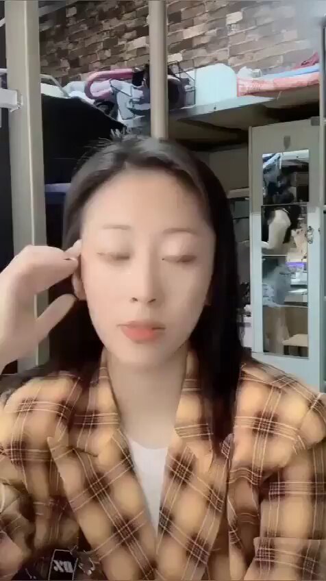 性感格子西装OL美女摸唇撩人 直视诱惑眼神杀123av.fun