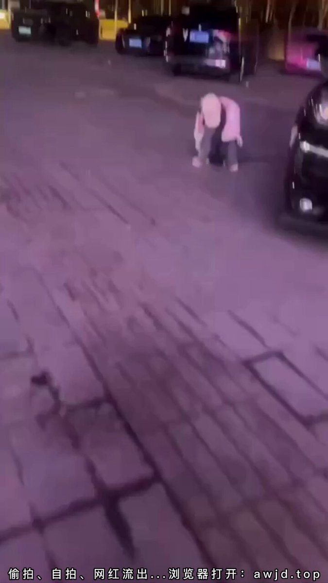 停车场深夜野战！白帽妹子跪舔鸡巴吞精狂喷