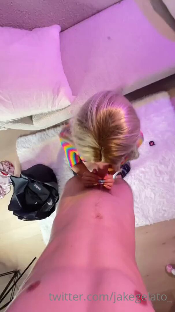 彩虹袜金发成年女性跪舔巨屌狂吞精 粉嫩小穴被猛插高潮尖叫！