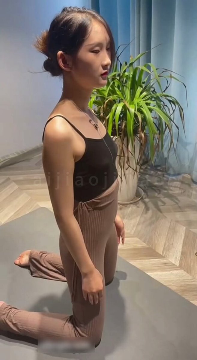 Yoga Babe in Tight Pants with Perky Butt Spreading Her Legs — Fingering Pussy, Orgasm and Squirting | 123av.fun Exclusive