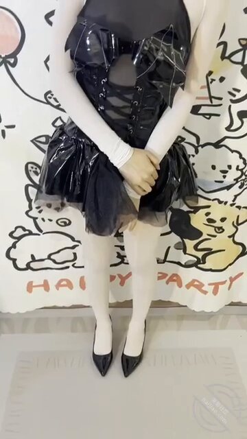 顶级乱伦，【和妹妹同居的生活，把妹妹调教成乖母狗）妹妹的连体丝袜，来一发足交。

 
 
 