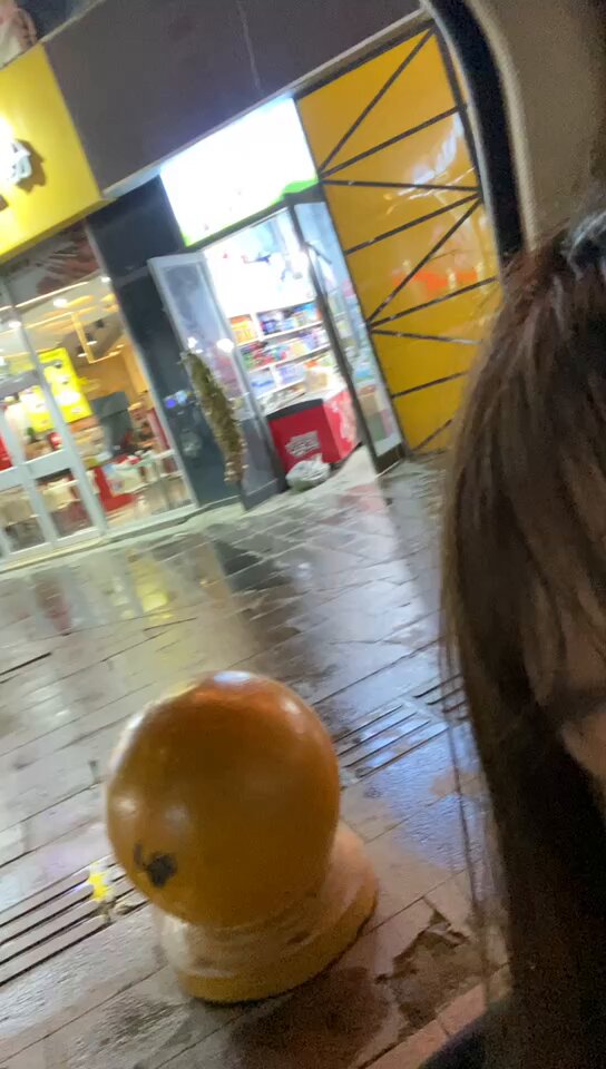 便利店外雨夜自摸！长发美女手指狂揉湿穴高潮喷水