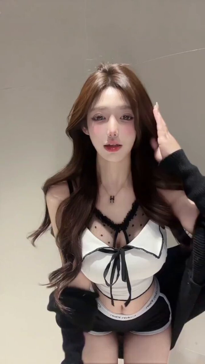 长发美女黑丝短裤诱惑扭臀 巨乳深V上衣摇曳生姿