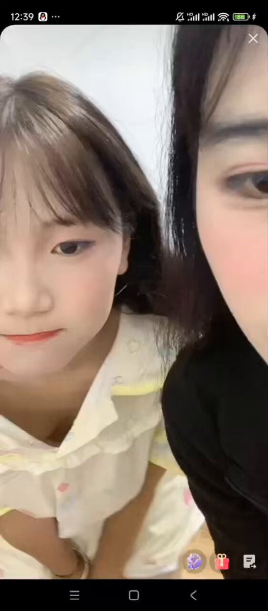 旁边妹子好单纯 