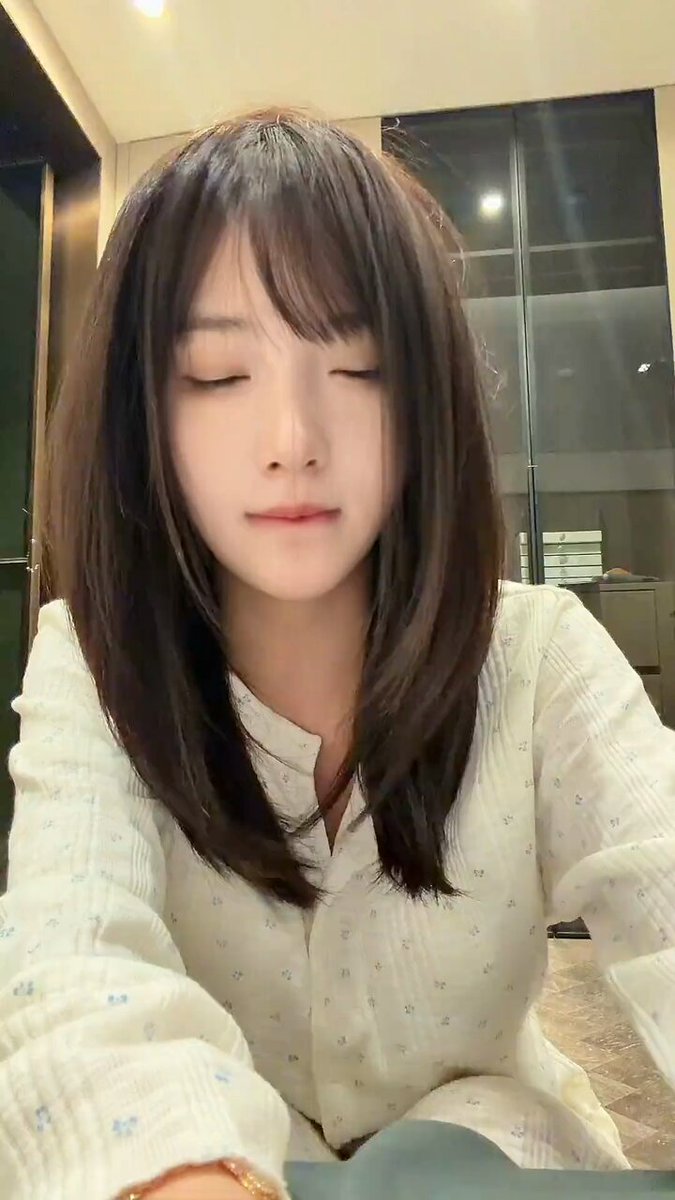 前髪が可愛い女の子が白いシャツでキティを抱き、胸を自分で触る誘惑