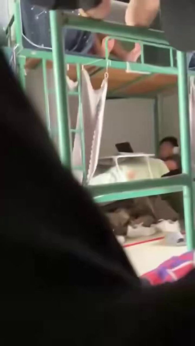 宿舍双层床下偷窥帅哥睡觉大鸡巴硬邦邦翘起