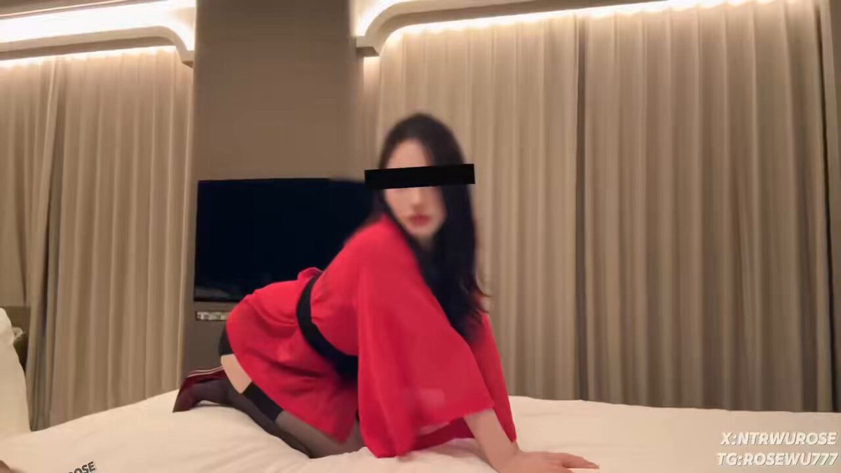 现在越来越觉得她适合红色
必须是那种很骚的红色
服侍你的时候那魅惑的眼神
和骚而不假的动作
让我总觉得老婆曾经是出过台的!
就是不知道当时她快...