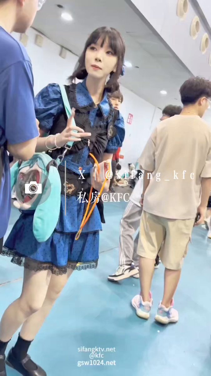 KFC hot girl's micro-skirt wardrobe malfunction! Black stockings, beautiful legs revealed, panties fully exposed