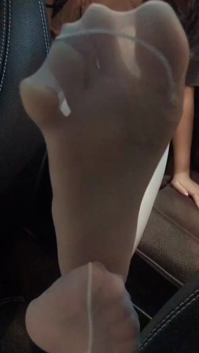 车内丝袜美脚诱惑！白丝脚趾舔舐玩弄高潮