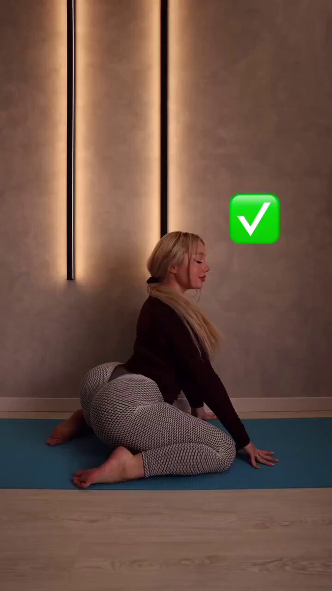 Blonde Bombshell in Yoga Pants Shakes Her Perky Butt Wildly — Ultra-Tight Peachy Butt Temptation!