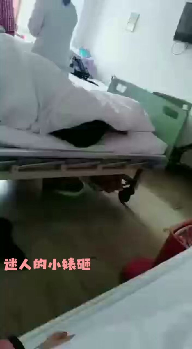 生病都止不住发骚，骚的不行了！哪怕大白天医生查房时，哪怕输着液打着吊瓶，都忍不住在被窝里要自慰啊！说话声掩盖了玩具的震动声，明明是悄悄隐...
