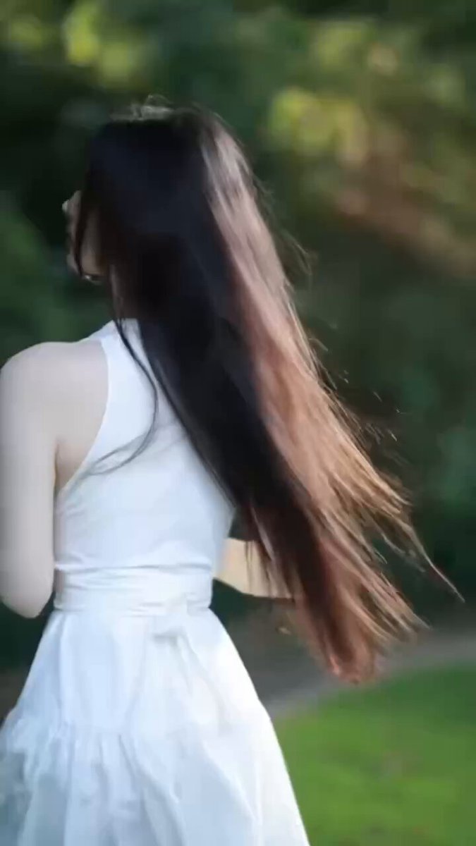 白いワンピースの長髪美女が屋外で誘惑、腰を振ってスカートをめくり巨乳を見せる