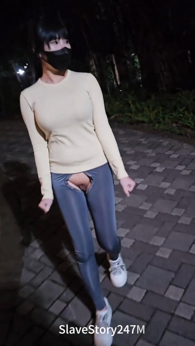 #露出 #调教 公园开裆裤露出，心里想着一会举着屁股被人用自慰棒插穴，淫水就不受控制的拉丝了💧

  