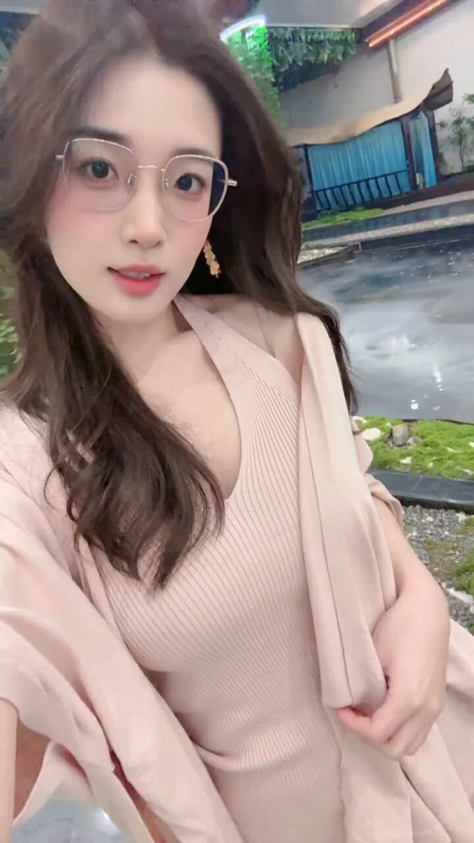 眼镜美女雨中粉色紧身衣诱惑，巨乳晃动欲罢不能！