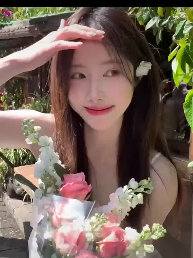 Garden Beauty Bouquet Temptation! Long-haired Girl in Off-shoulder Low-cut Sweet Smile