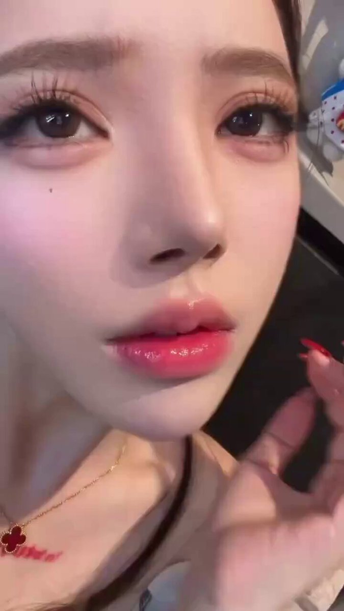 狐目の美女が唇を塗って挑発、赤い唇がかすかに開き誘惑満載！