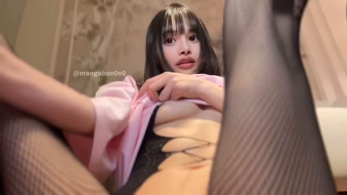 Black Stockings Temptation! Liu Yue in a Pink Robe with Bouncing Huge Breasts Teasing