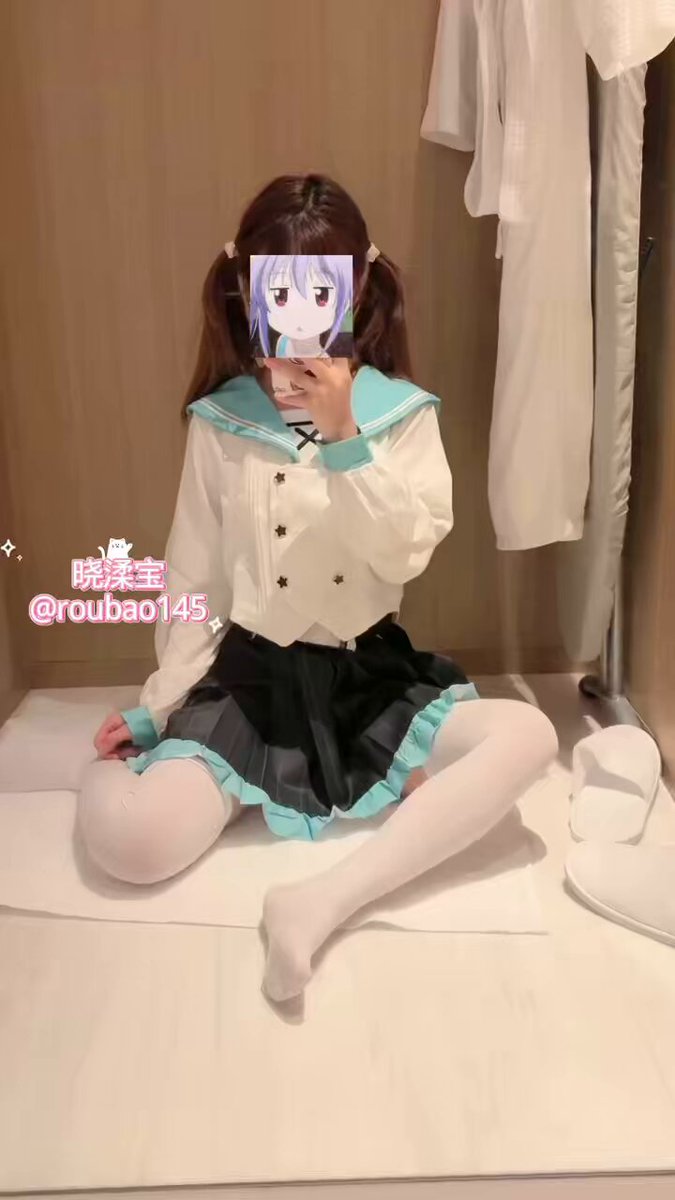 慢慢的掀开裙子露出小穴…(•͈˽•͈)



  