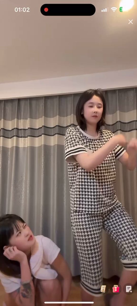 旁边小姐姐有看点 