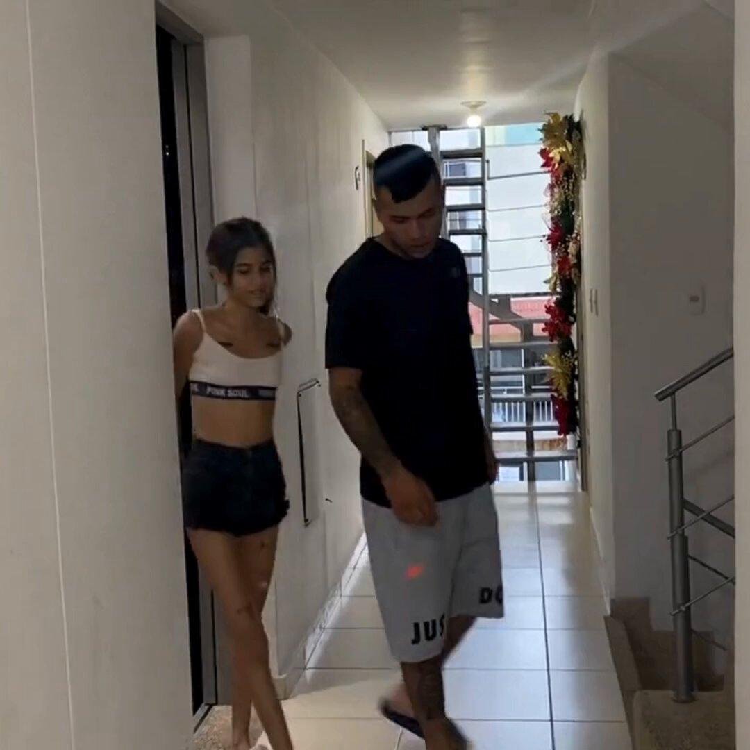 纹身猛男电梯勾引小骚货回家狂干！超短热裤露奶内射高潮