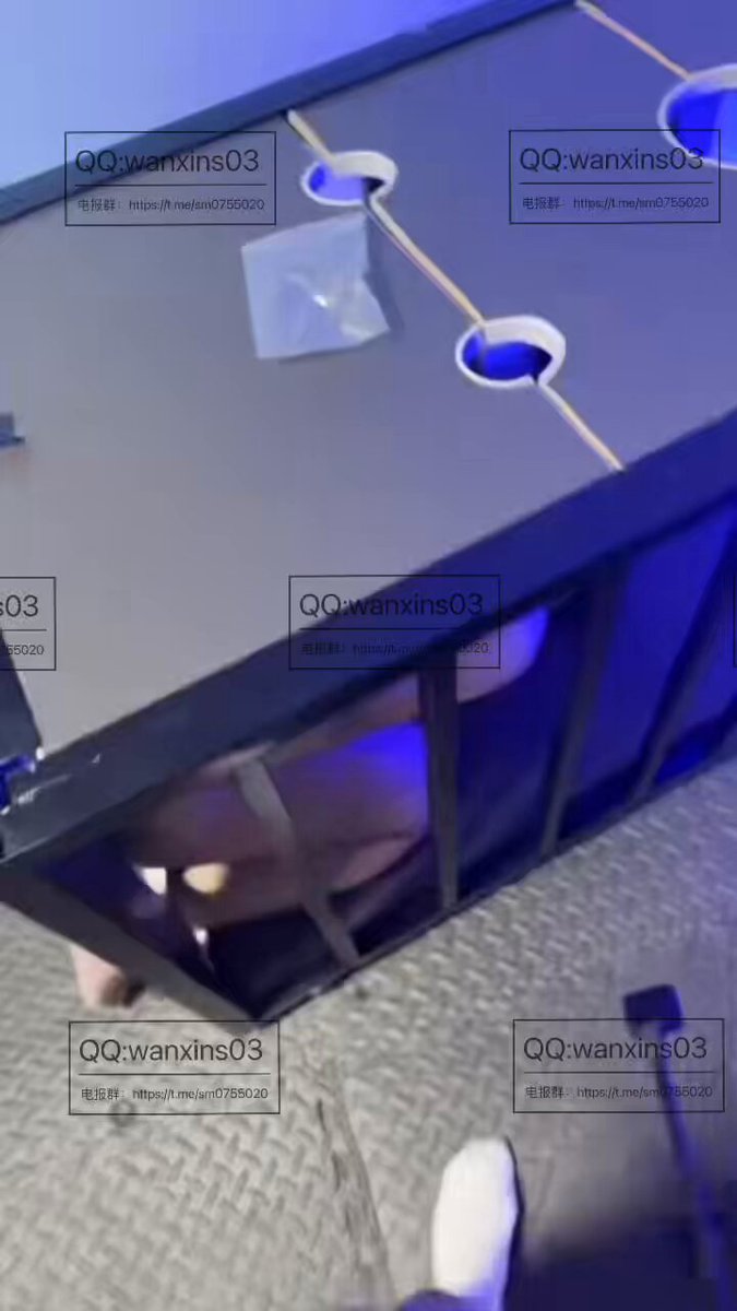 双手双脚被锁在笼子里面是不是很难受呀贱🐶，越挣扎主人就越开心，求我呀，求我也不会放开你，主人要慢慢的折磨你玩弄你，让你每天都怀念着主人的...