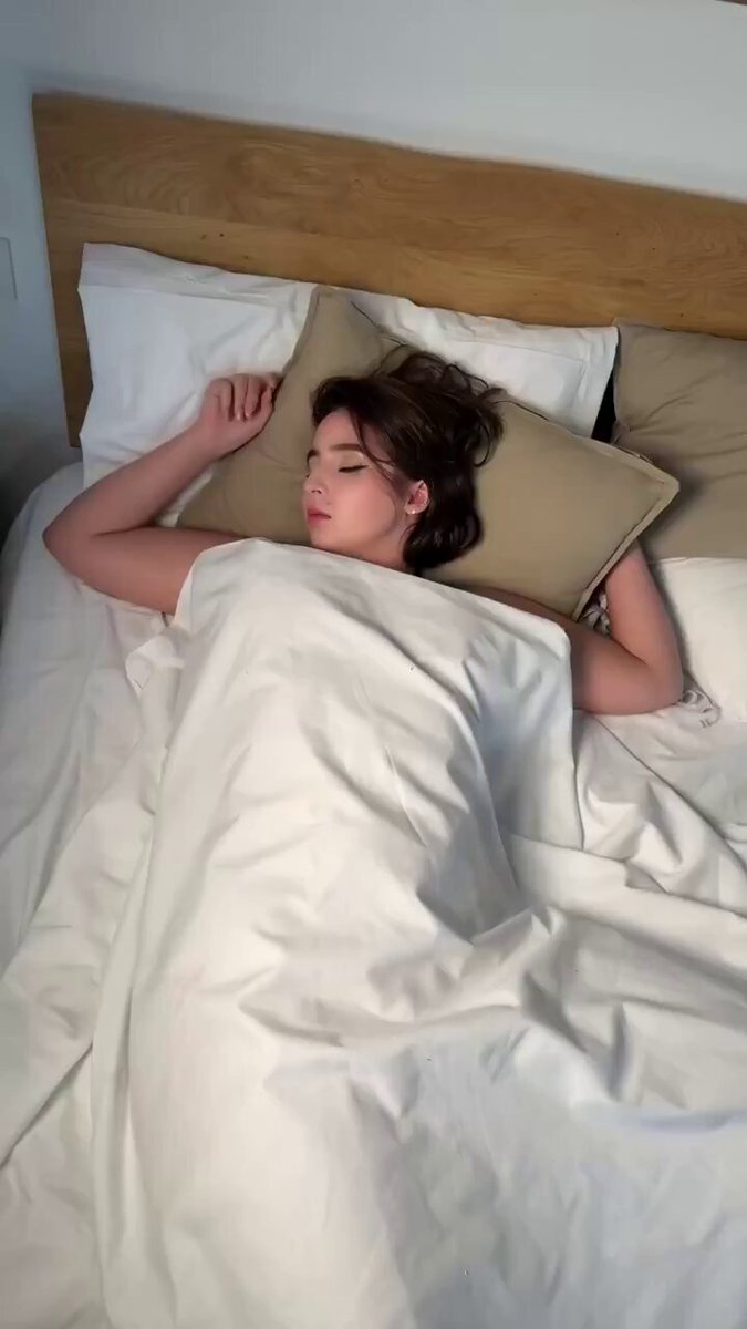 熟睡美女、裸の胸とピンとしたヒップをさらされ、男の指で挑発されパンツが濡れる