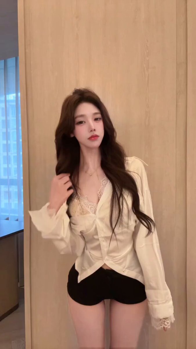 长发美女半敞白衬衫露蕾丝内衣诱惑扭臀