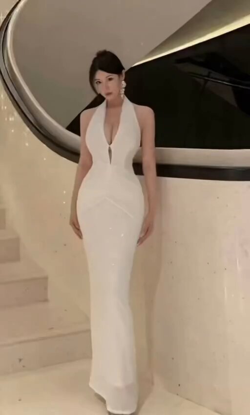 白裙深V美女楼梯诱惑 巨乳摇曳欲走还休