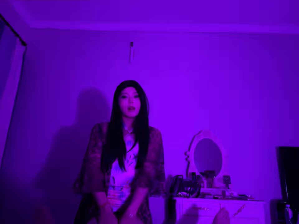 紫光诱惑！长发美女伸舌舔屌深喉狂吞