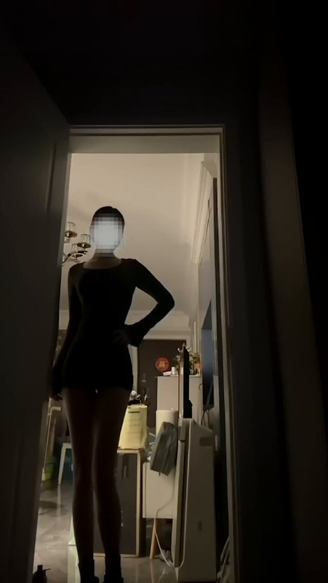 黒ストの長い脚の女神がドアを開けて腰を振る誘惑 — 超ミニでプリッとしたお尻があなたにヤラれるのを待っている