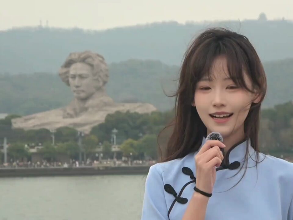 毛式旗袍美女记者深喉麦克风，湖边浪叫高潮狂喷！