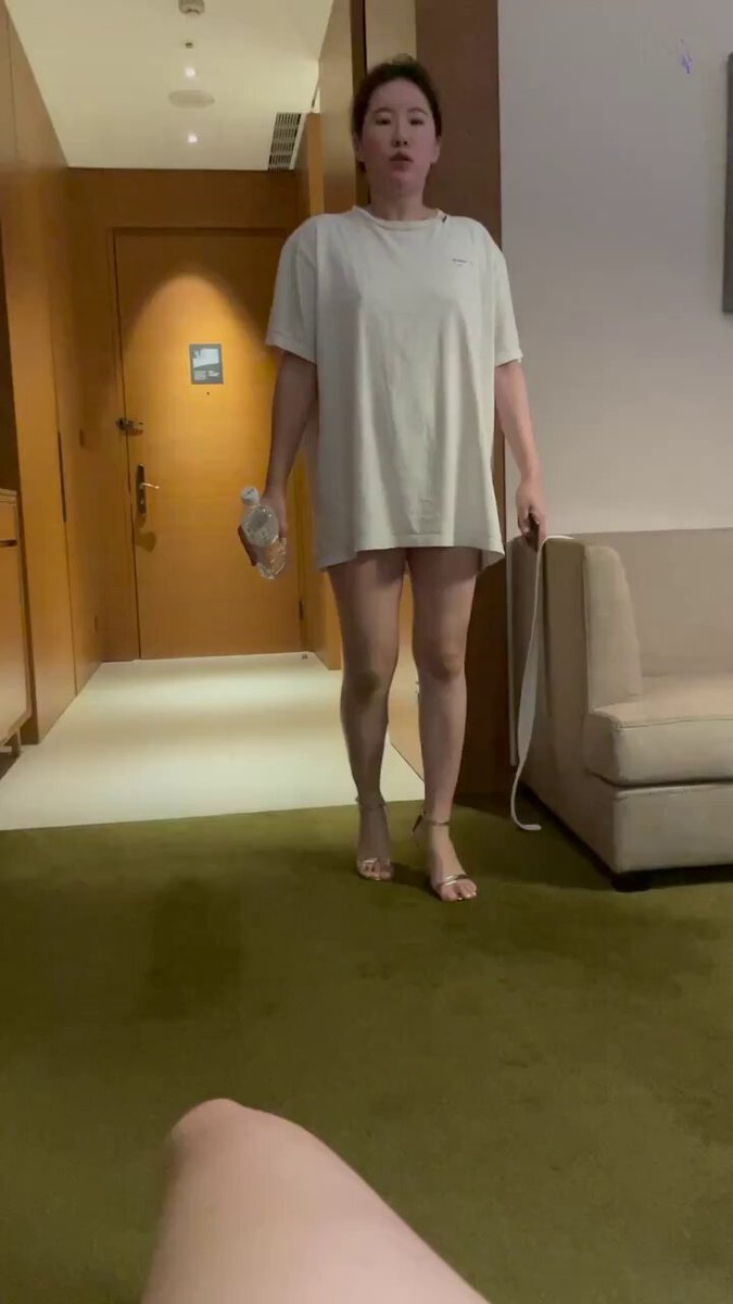 Hotel Big-Breasted Beauty in a White T Temptation! Kneels and Licks a Huge Cock, Masturbates to a Squirting Orgasm
